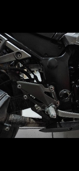 For KAWASAKI Z250 Z300 NINJA 250 300 Right Footrest Footpeg Pedal Mount Bracket